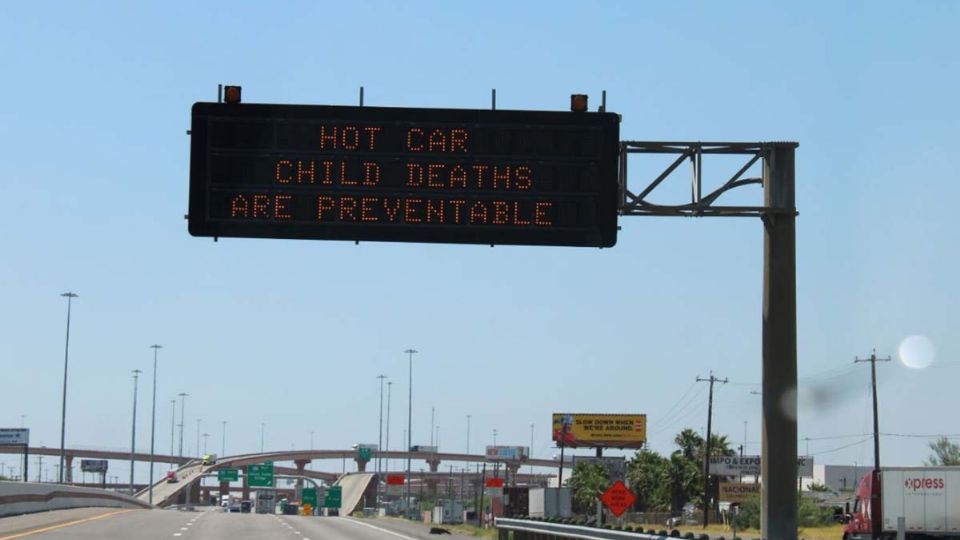 Las personas deben evitar dejar a niños y mascotas solos dentro de un auto