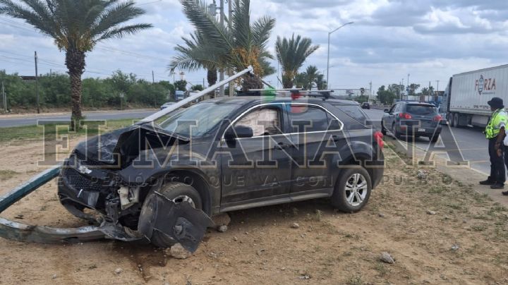 Se marea al volante y estrella su camioneta contra poste en Carretera Nacional