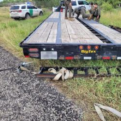 Patrulla Fronteriza detiene a camioneta con plataforma y encuentra a 7 indocumentados en Laredo