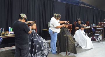 Familias de Laredo aprovechan programa de cortes de cabello gratis; se ahorran hasta 80 dólares