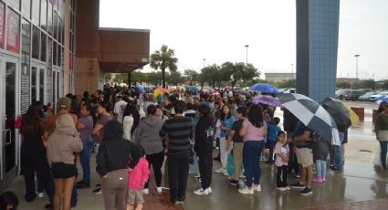 Familias de Laredo aprovechan la 'lluvia de útiles' gratis en el Sames Auto Arena