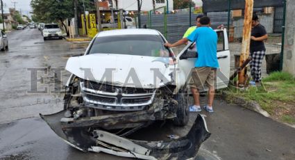 Por las prisas se pasa el alto y choca contra camioneta en la colonia Roma: mujer quedó lesionada