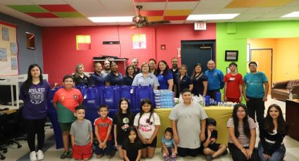 Alumnos de Laredo reciben mochilas llenas de útiles escolares para el regreso a clases