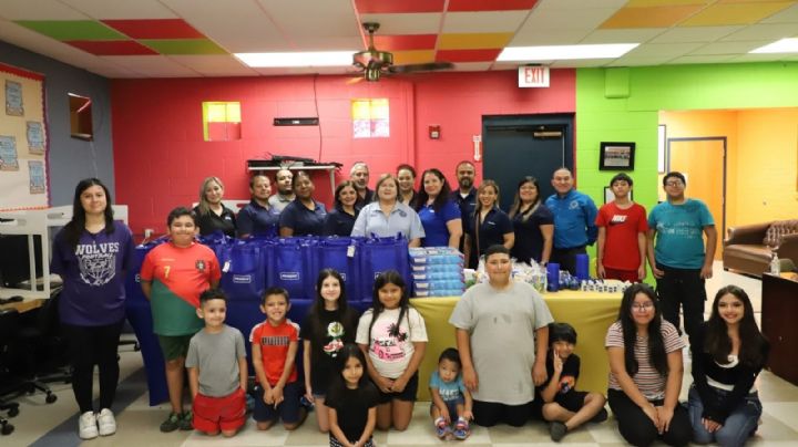 Alumnos de Laredo reciben mochilas llenas de útiles escolares para el regreso a clases