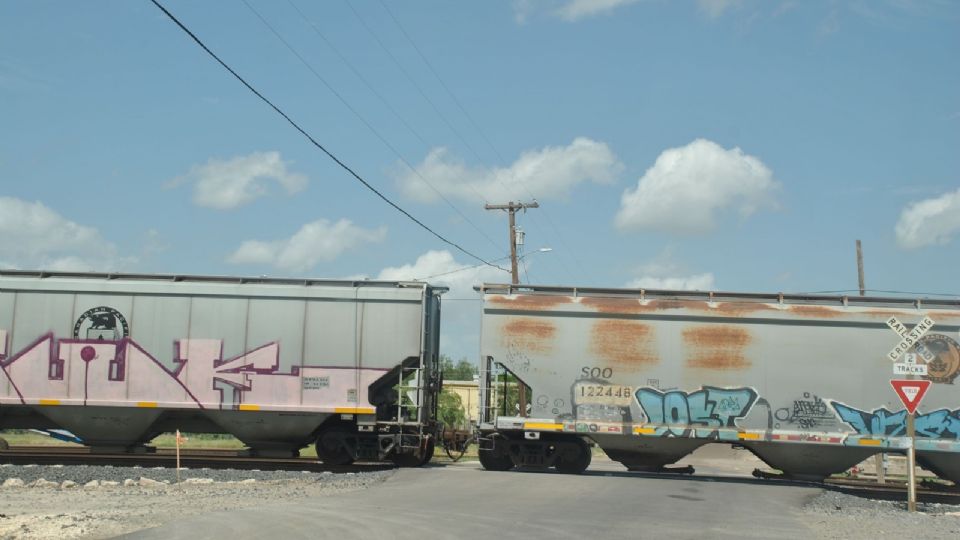 Los vagones bloquean el paso de los autos.