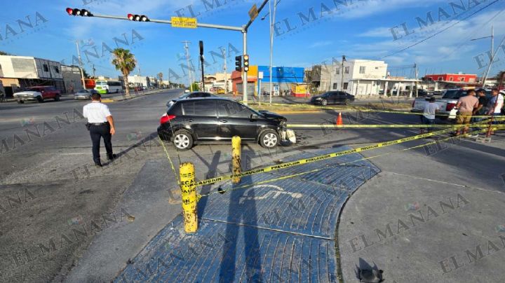 Nuevo Laredo: jovencitos son chocados en su moto por automovilista que no respetó señal de alto