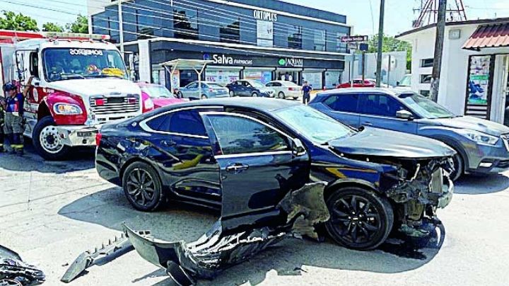 Nuevo Laredo: Natalie se 'vuela' el alto y choca brutalmente muy cerca de la clínica del IMSS