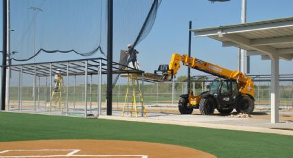 Autoridades supervisan construcción del complejo deportivo; será el más grande del sur de Texas