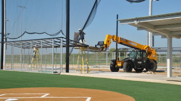 Autoridades supervisan construcción del complejo deportivo; será el más grande del sur de Texas