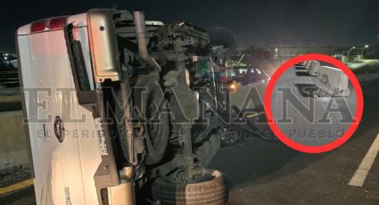 Choca contra muro y vuelca su camioneta sobre el Puente de la Corona; conductor se dio a la fuga