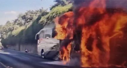 Monterrey: camión de pasajeros arde en llamas frente al Costco de la Carretera Nacional | VIDEO