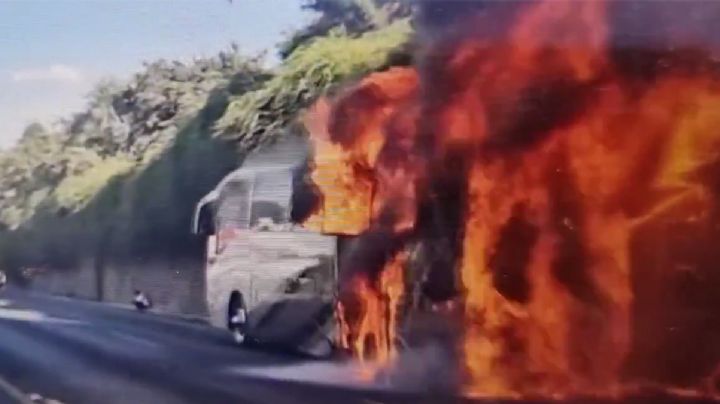 Monterrey: camión de pasajeros arde en llamas frente al Costco de la Carretera Nacional | VIDEO