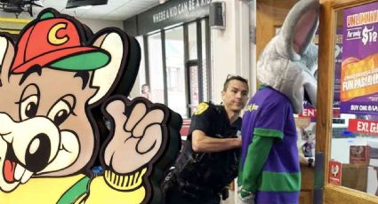 Empleado disfrazado de Chuck E. Cheese es arrestado en pleno turno, esto fue lo que hizo | VIDEO