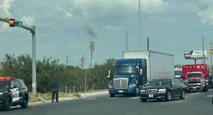 Hombre está al borde de la muerte tras chocar contra tráiler en Laredo; así quedaron los vehículos