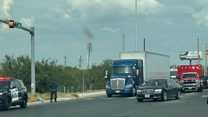 Hombre está al borde de la muerte tras chocar contra tráiler en Laredo; así quedaron los vehículos