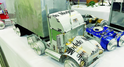 Le da vida a basura; crea arte reciclable
