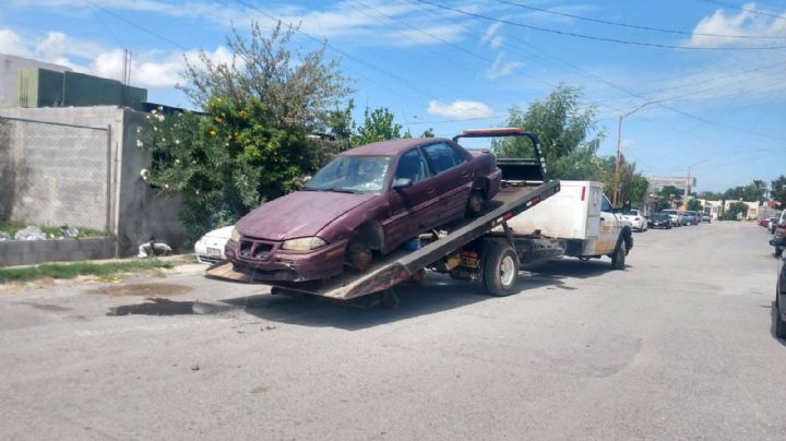 Notifican a dueños de autos 'chatarra'; tienen un plazo de 48 horas para moverlos