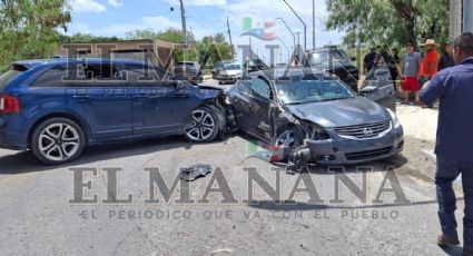 Mujer distraída provoca choque en la colonia El Progreso; invadió el carril contrario