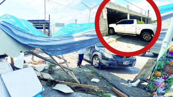 Camioneta destroza puesto de carnitas y tumba barda en Nuevo Laredo; taqueros están graves
