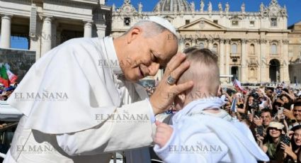 Papa León XIV besa y bendice a bebé mexicano en El Vaticano; familia es de Saltillo