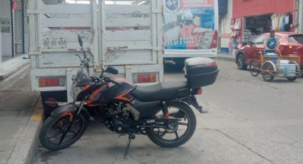 ¿Cuál es la forma correcta de estacionar una motocicleta en la vía pública?