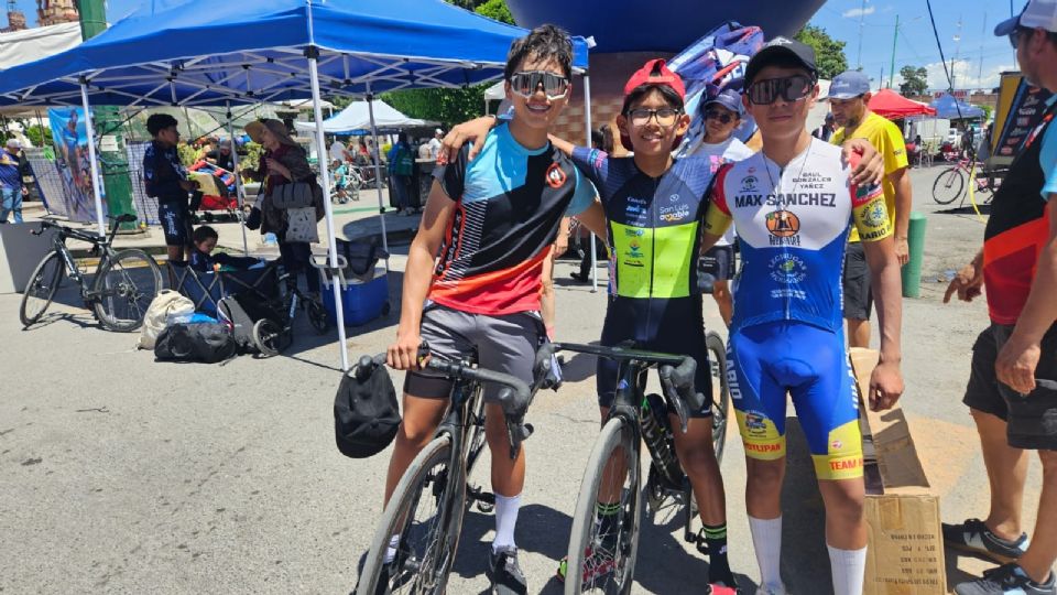 Iván Villaseñor (centro) con el uniforme oficial de Junior Bike.