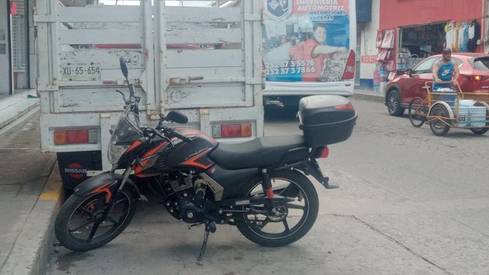 Hay malas prácticas entre llos motociclistas para estacionarse.