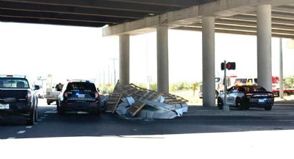 Tráiler se accidenta en Laredo; materiales de construcción cayeron al pavimento