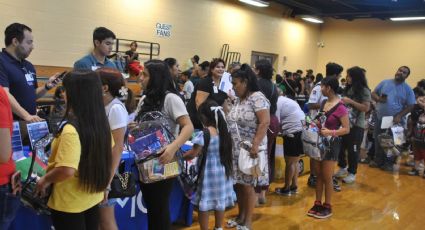 Reciben estudiantes mochilas y útiles escolares en Laredo