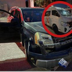 Chofer de camioneta de transporte de personal se pasa el rojo y se estrella en Nuevo Laredo