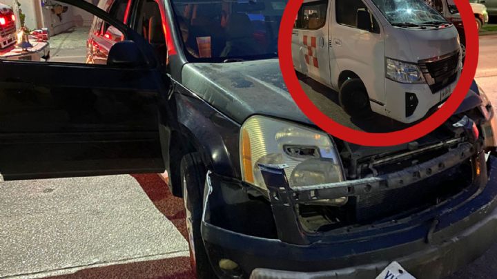 Chofer de camioneta de transporte de personal se pasa el rojo y se estrella en Nuevo Laredo