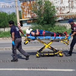 Vehículo embiste a motociclista y lo arrastra; conductor se da a la fuga