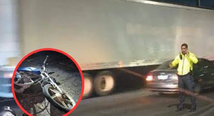 Terrible accidente sufrió motociclista por no respetar el semáforo; terminó abajo de un tractocamión