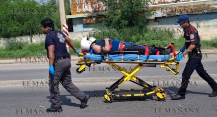Vehículo embiste a motociclista y lo arrastra; conductor se da a la fuga
