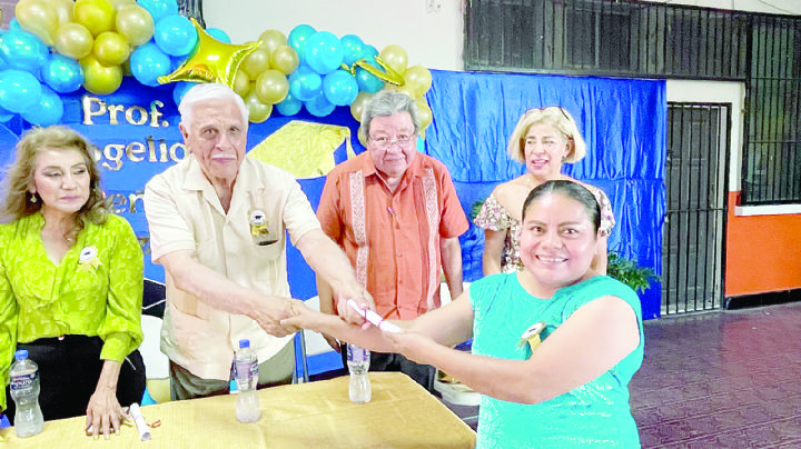 Nuevo Laredo: adultos se gradúan de primaria en la Miguel F. Martínez