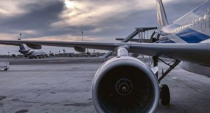 Turbina de avión succiona y destroza a un hombre que entró corriendo a la pista | VIDEO