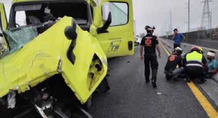 Choque de tráileres deja un muerto; carga de miel de caña se derrama en carretera