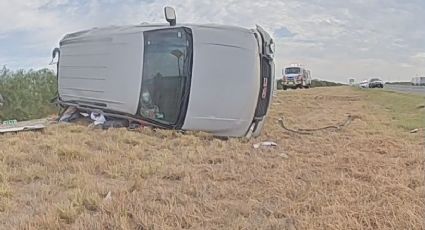 Conductor se queda dormido y sufre volcadura cerca de Laredo; llevaba jalando una 'traila'