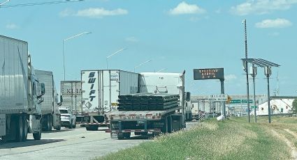 Reportan fila de hasta 6 kilómetros en casetas de Sabinas; sufren horas para llegar a Nuevo Laredo