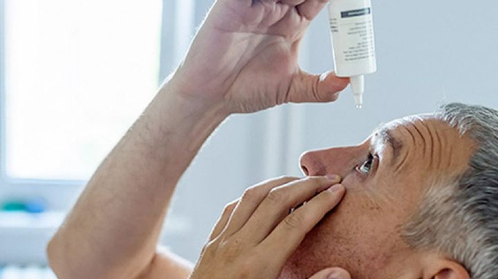 Aprueban colirio que ayuda a la presbicia; podrían liberarte de los lentes