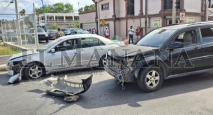 Accidente en colonia Hidalgo: conductor alega luz amarilla, desata pelea verbal y deja una joven herida