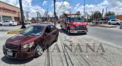 Mujer se pasa el alto y es embestida por Explorer; iba saliendo de la Infonavit