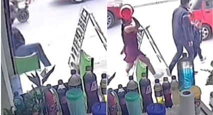 Hombre patea a perrita en la calle; mujer sale en su defensa y le acomoda cubetazo | VIDEO