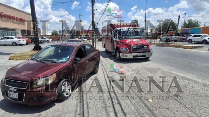 Mujer se pasa el alto y es embestida por Explorer; iba saliendo de la Infonavit