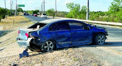 Mujer va rápida y furiosa y termina volcándose en el Bulevar Colosio; su carro quedó destrozado