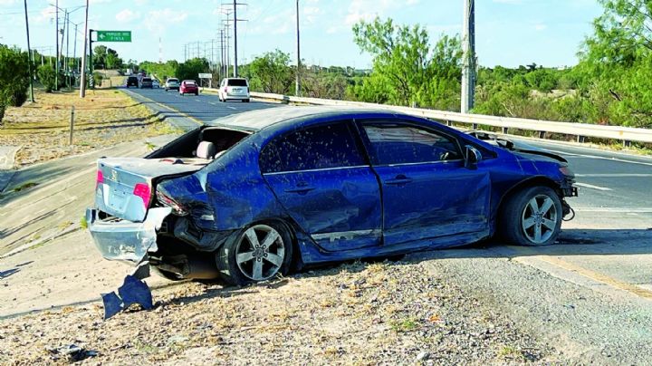Mujer va rápida y furiosa y termina volcándose en el Bulevar Colosio; su carro quedó destrozado
