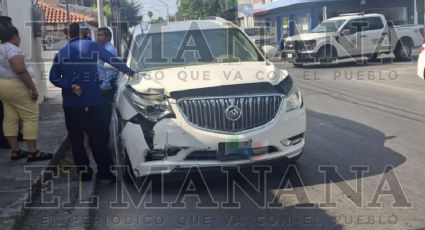 Fuerte choque entre camionetas en Venustiano Carranza y Juárez; 'nadie' tuvo la culpa