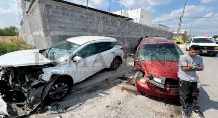 Conductor imprudente destroza camioneta y deja a mujer hospitalizada en la colonia Lagos