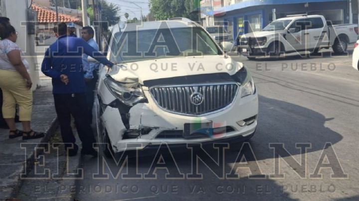 Fuerte choque entre camionetas en Venustiano Carranza y Juárez; 'nadie' tuvo la culpa