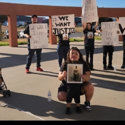 Joven muere a balazos por policías en Laredo; familiares protestan frente a cuartel